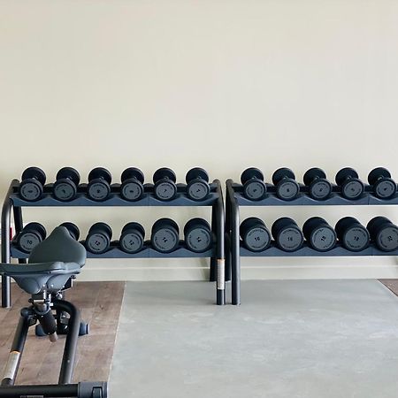 Noom Hotel Abidjan Plateau Buitenkant foto Dumbbell rack