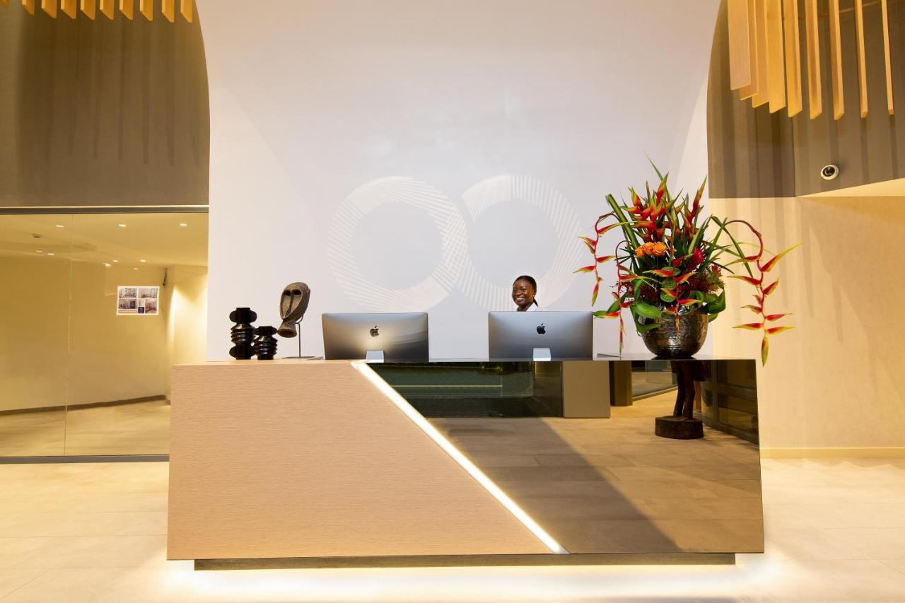 Noom Hotel Abidjan Plateau Buitenkant foto Reception desk at the hotel