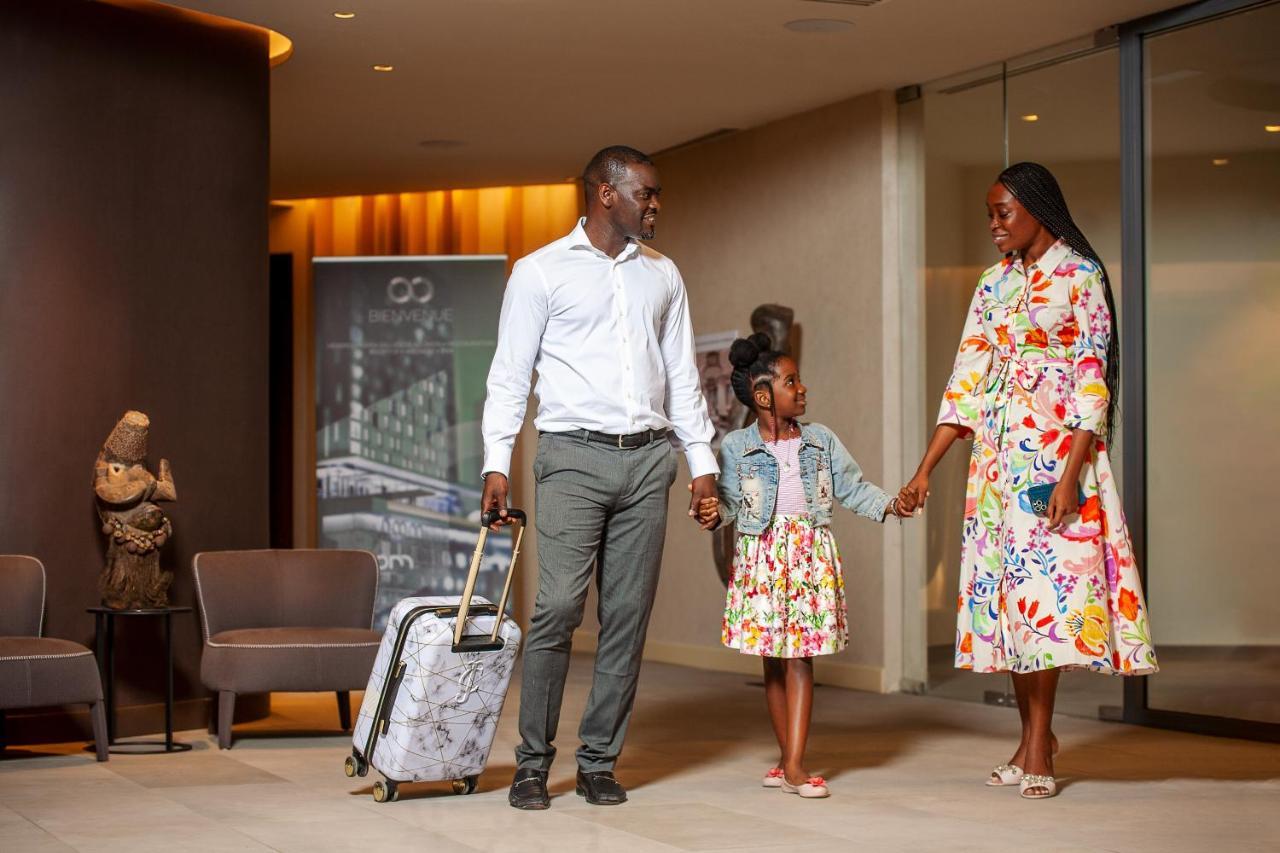 Noom Hotel Abidjan Plateau Buitenkant foto Family at the airport