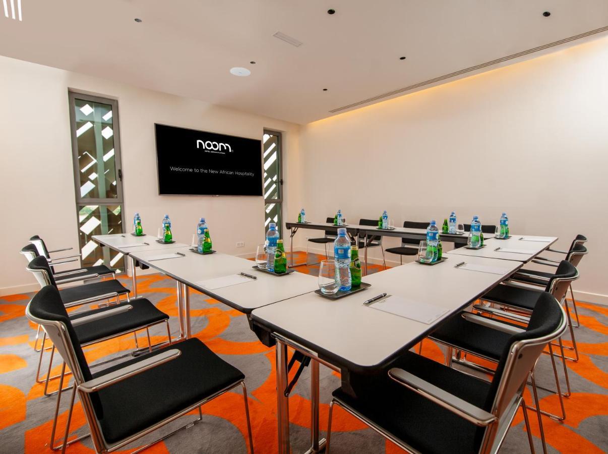 Noom Hotel Abidjan Plateau Buitenkant foto Meeting room