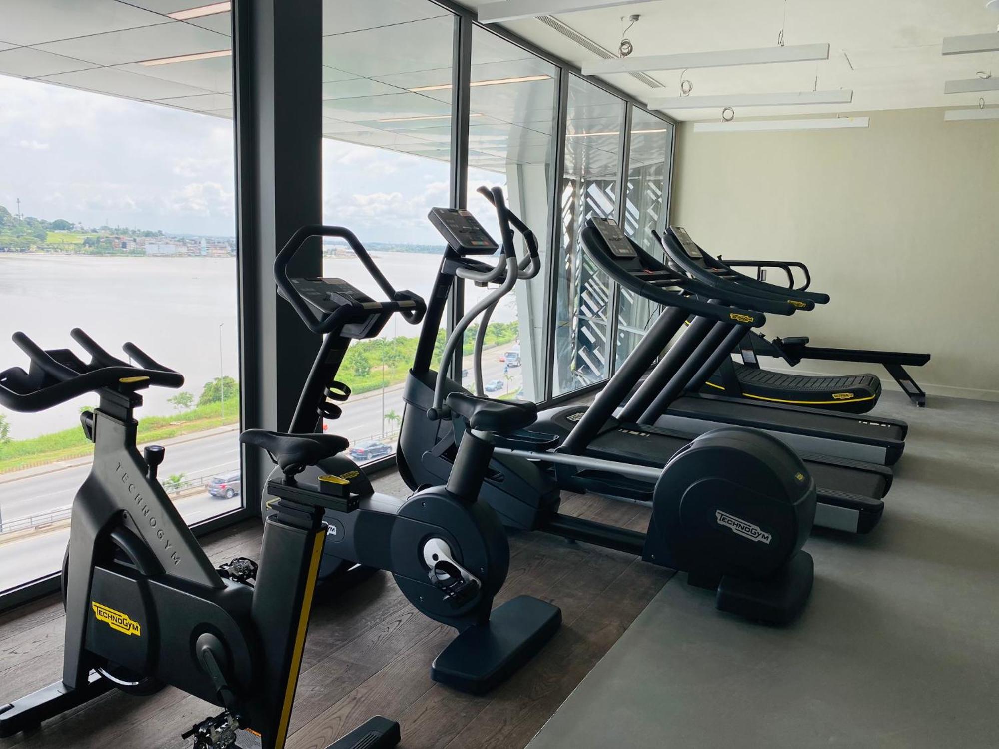 Noom Hotel Abidjan Plateau Buitenkant foto The gym at the hotel