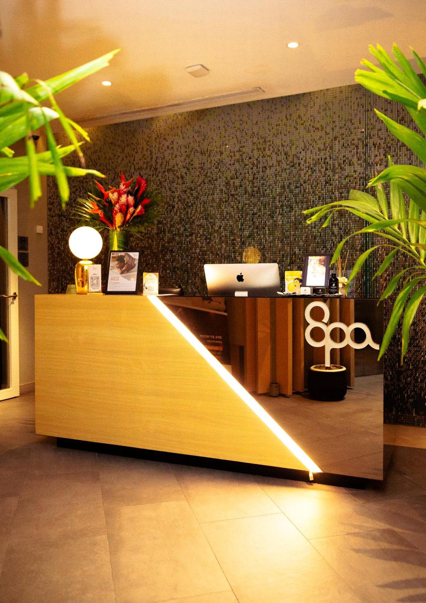 Noom Hotel Abidjan Plateau Buitenkant foto Reception desk at a hotel