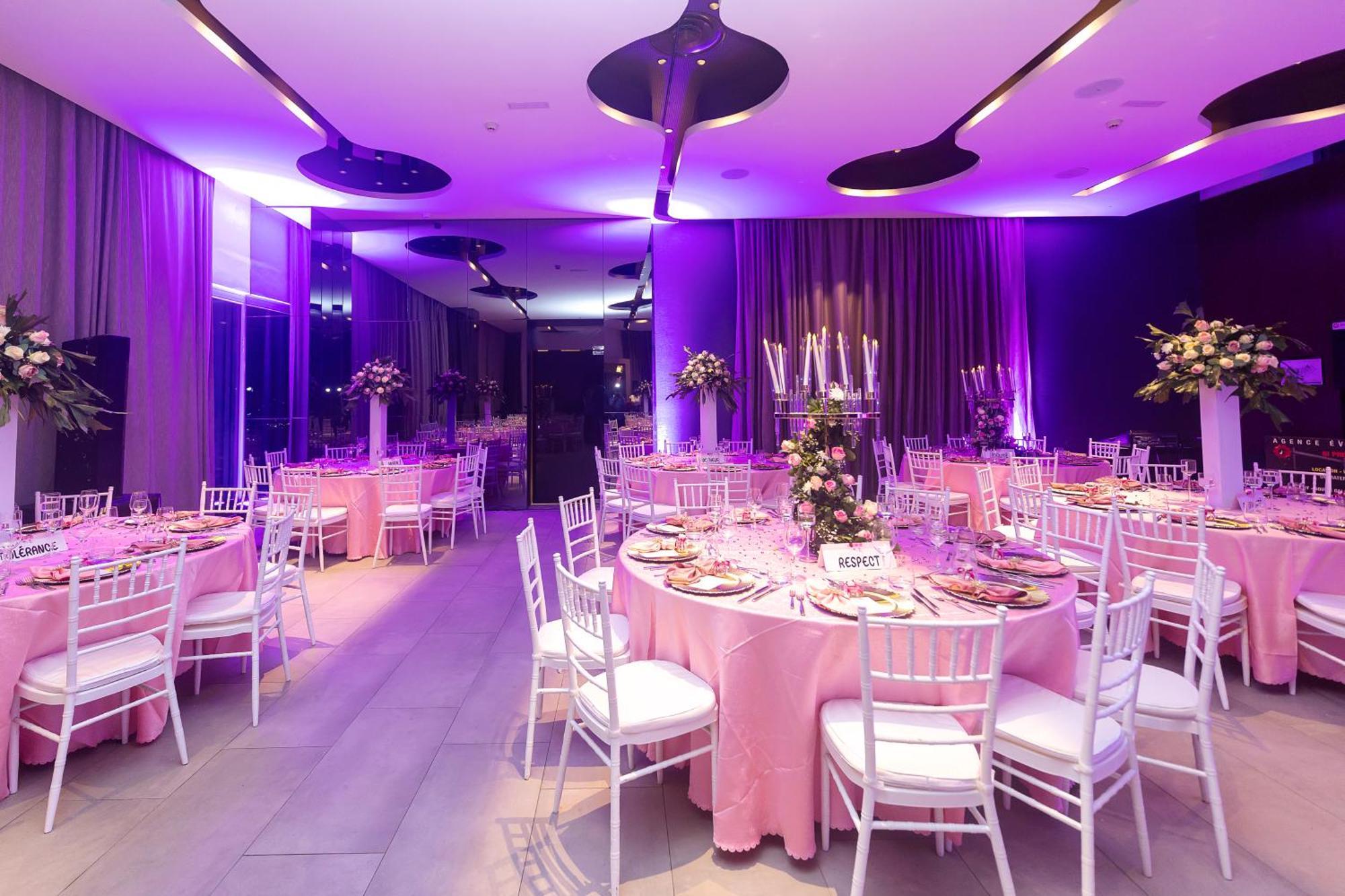 Noom Hotel Abidjan Plateau Buitenkant foto The interior of the ballroom