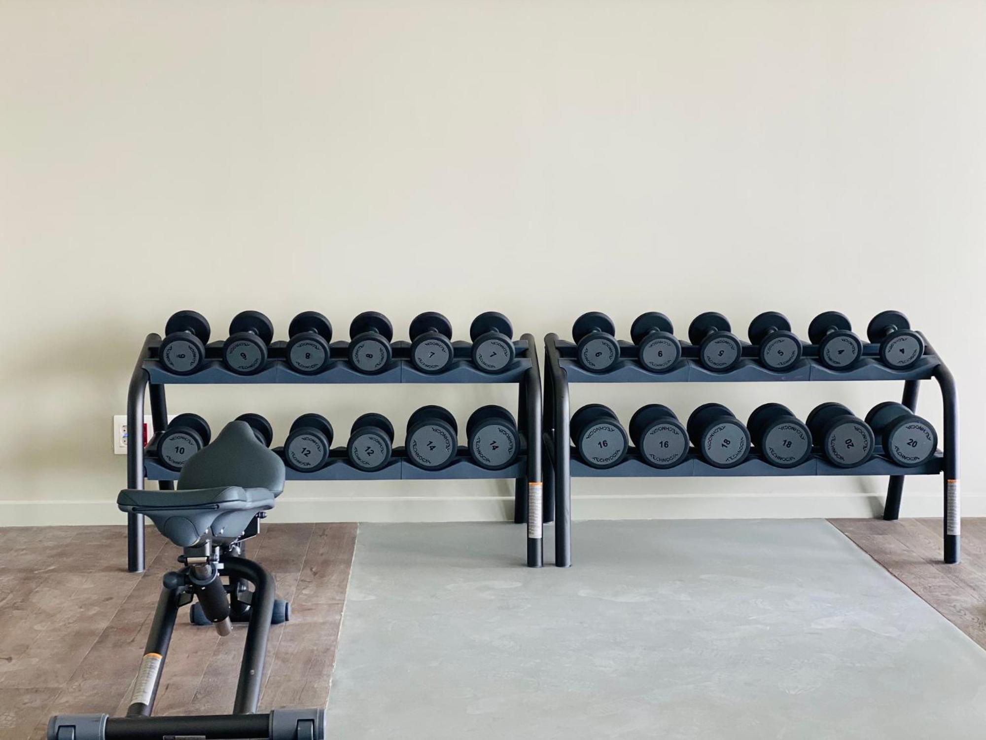 Noom Hotel Abidjan Plateau Buitenkant foto Dumbbell rack