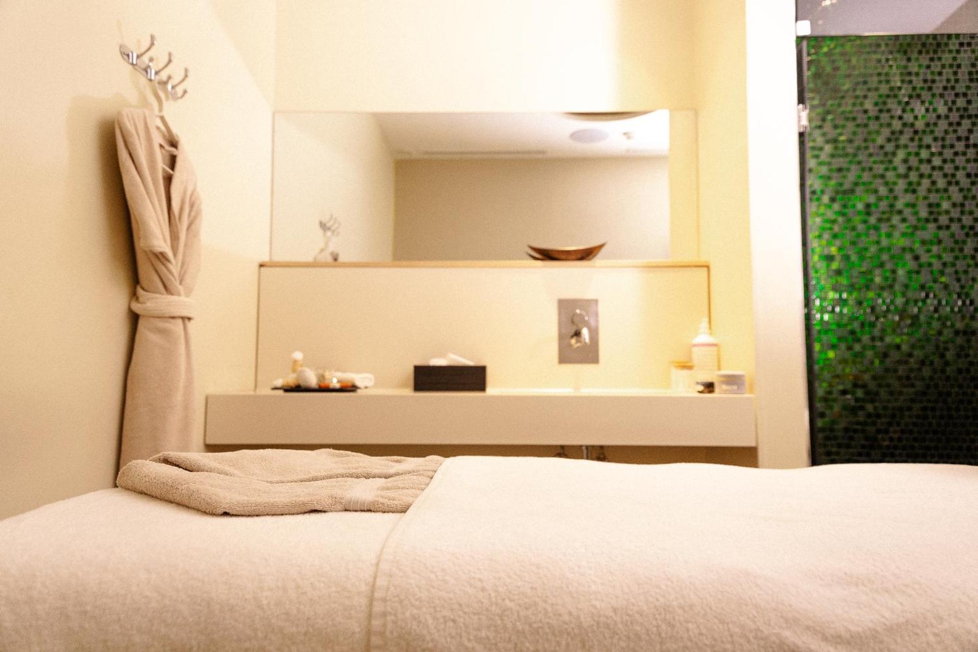 Noom Hotel Abidjan Plateau Buitenkant foto A treatment room at the spa