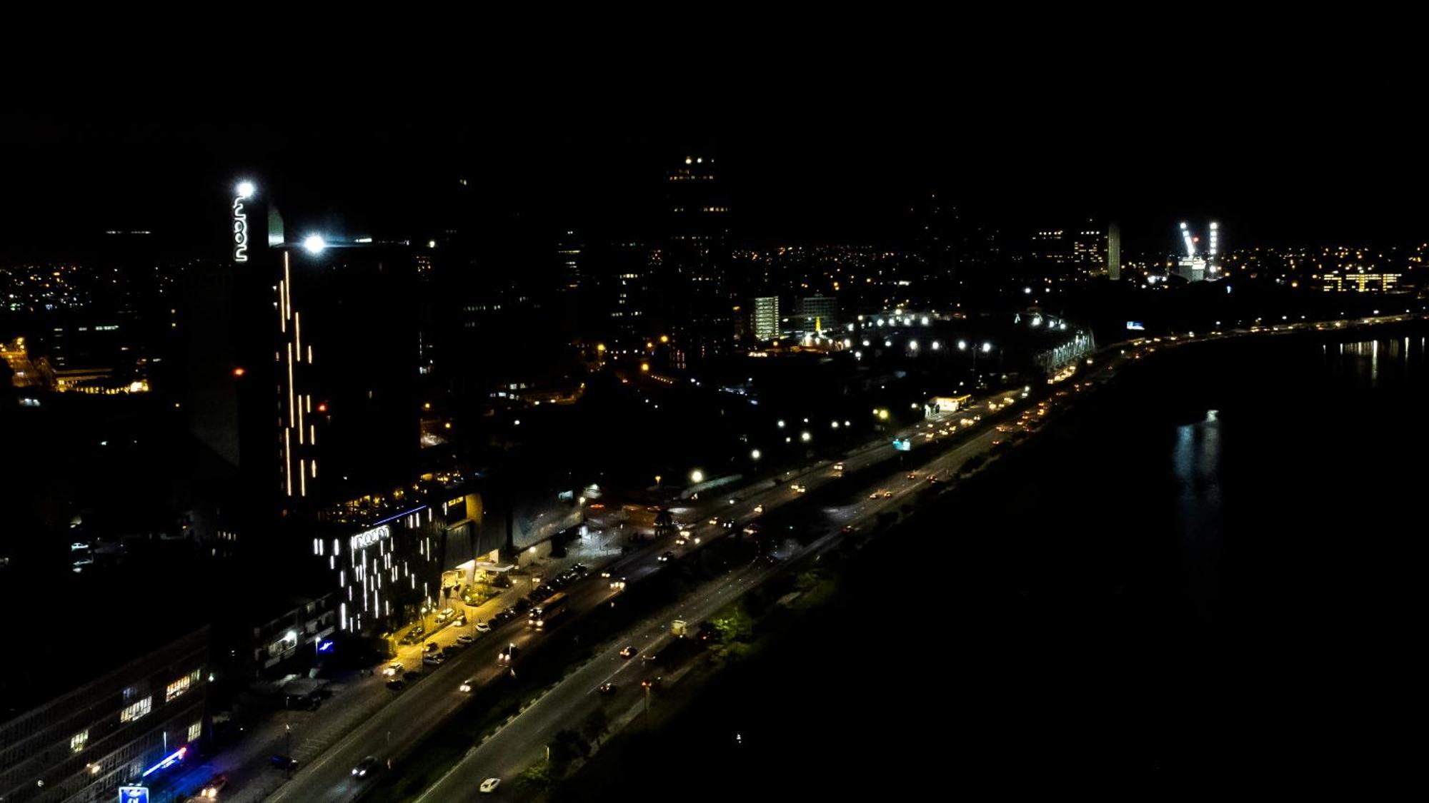 Noom Hotel Abidjan Plateau Buitenkant foto Night view of the city